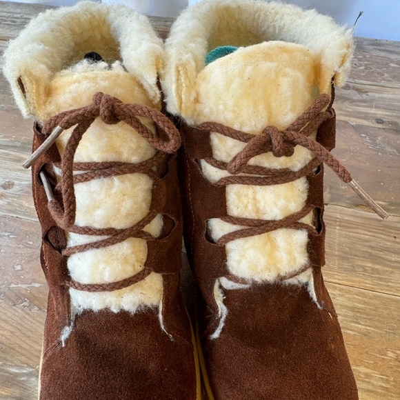 Vintage 1970s Boots Womens Leather and Sherpa Boots 7 - Picture 4 of 13